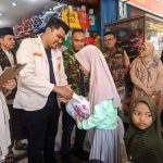 Pemuda Muhammadiyah Pidie Ajak Anak Yatim dan Dhuafa Berbelanja Baju Lebaran